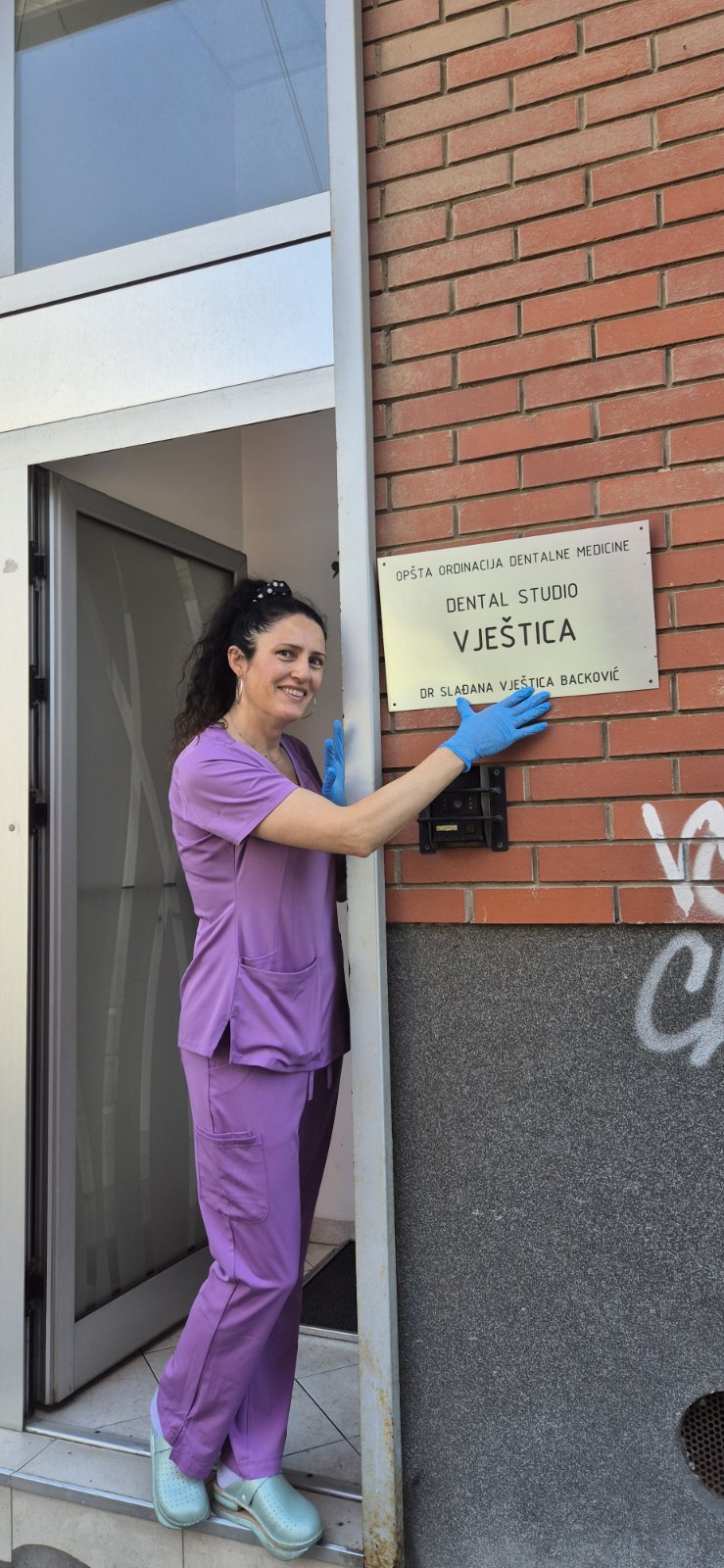 Ulaz u Dental Studio Vještica sa oznakom ordinacije.