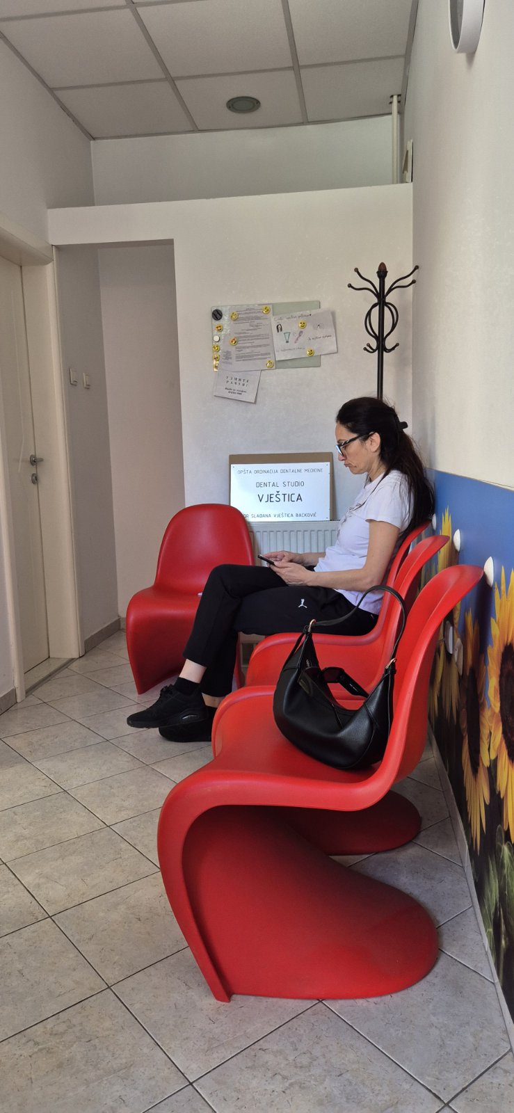 Pacijentkinja u prijemnom prostoru Dental Studio Vještica.